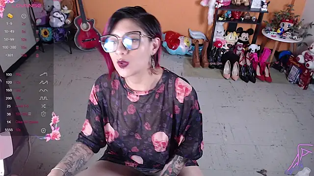 Snapshot of MissMiia2 chatting on 12.16.24 MissMiia2 online show from 12.16.24