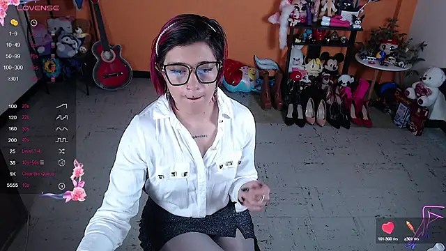 Snapshot of MissMiia2 chatting on 12.17.24 MissMiia2 online show from 12.17.24