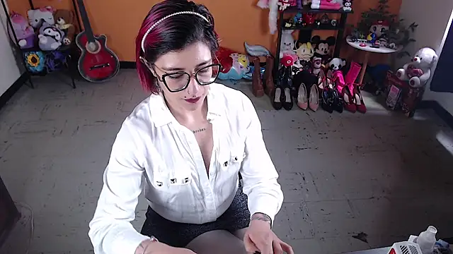 Snapshot of MissMiia2 chatting on 12.17.24 MissMiia2 online show from 12.17.24