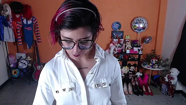 Snapshot of MissMiia2 chatting on 12.17.24 MissMiia2 online show from 12.17.24