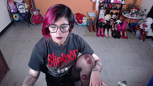 Snapshot of MissMiia2 chatting on 12.19.24 MissMiia2 online show from 12.19.24