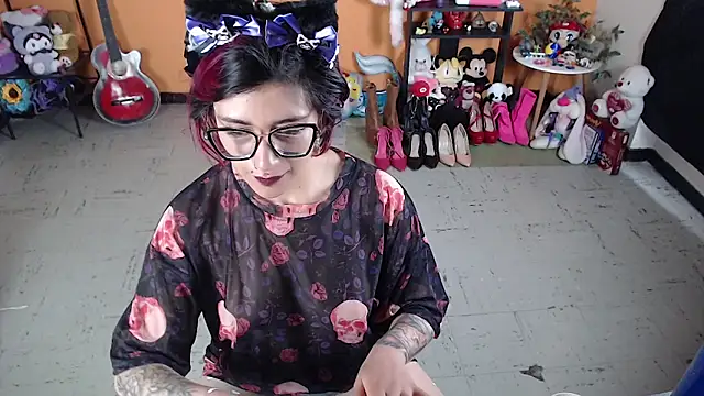 Snapshot of MissMiia2 chatting on 12.28.24 MissMiia2 online show from 12.28.24