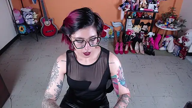 Snapshot of MissMiia2 chatting on 12.30.24 MissMiia2 online show from 12.30.24