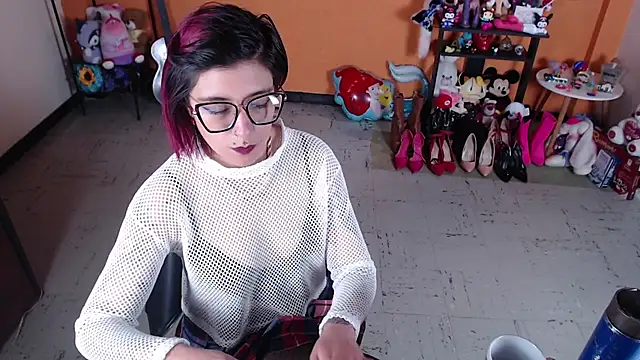 Snapshot of MissMiia2 chatting on 01.04.25 MissMiia2 online show from 01.04.25