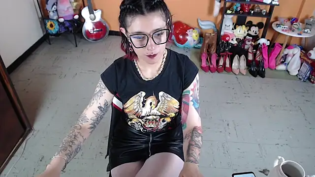 Snapshot of MissMiia2 chatting on 01.10.25 MissMiia2 online show from 01.10.25