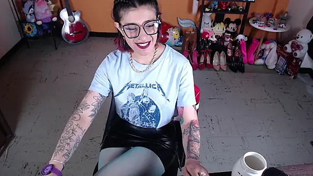 Snapshot of MissMiia2 chatting on 01.11.25 MissMiia2 online show from 01.11.25