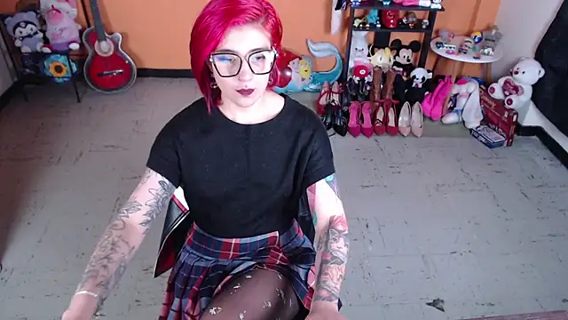 Snapshot of MissMiia2 chatting on 01.28.25 MissMiia2 online show from 01.28.25