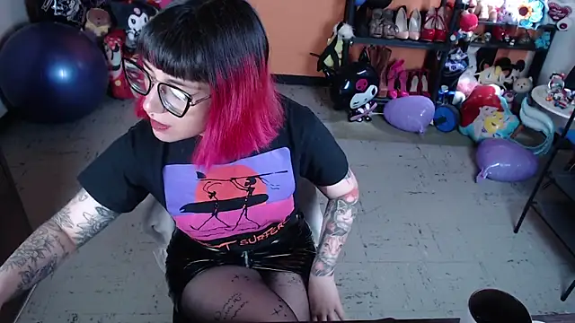 MissMiia2 online show from 10.13.25