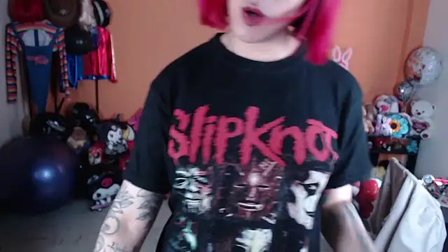 MissMiia2 online show from 10.18.25