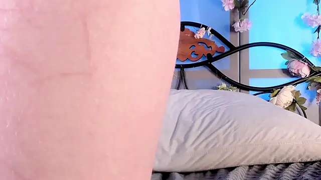 Snapshot of LilianSwall chatting on 12.16.24 LilianSwall online show from 12.16.24