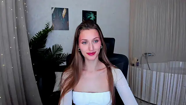 Snapshot of NaturalBeaty chatting on 09.27.25 NaturalBeaty online show from 09.27.25