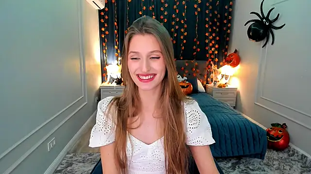 Snapshot of NaturalBeaty chatting on 10.10.25 NaturalBeaty online show from 10.10.25