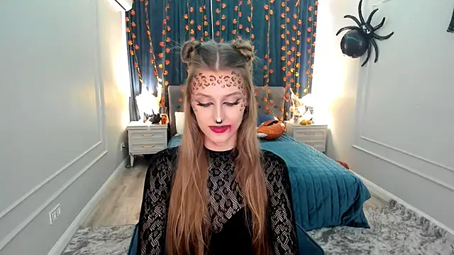 Snapshot of NaturalBeaty chatting on 10.13.25 NaturalBeaty online show from 10.13.25