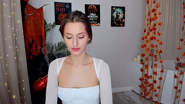 Snapshot of NaturalBeaty chatting on 10.14.25 NaturalBeaty online show from 10.14.25