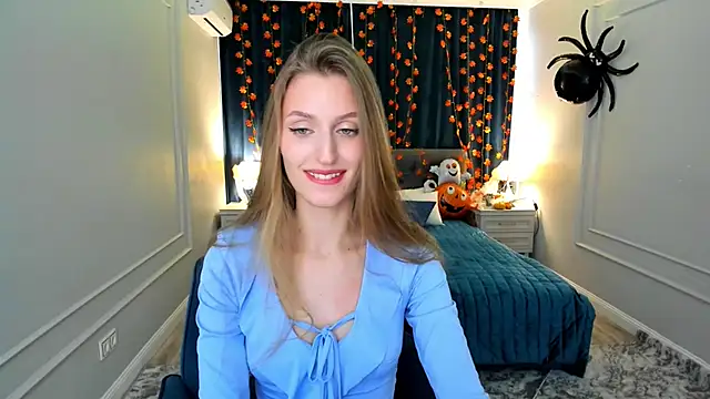 Snapshot of NaturalBeaty chatting on 10.19.25 NaturalBeaty online show from 10.19.25