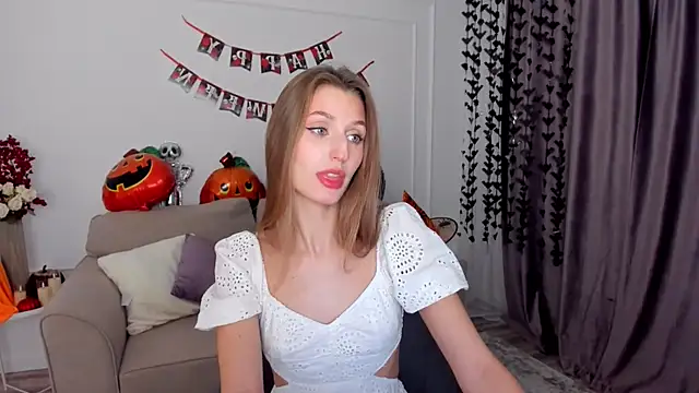 Snapshot of NaturalBeaty chatting on 10.20.25 NaturalBeaty online show from 10.20.25