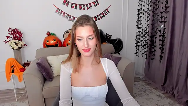 Snapshot of NaturalBeaty chatting on 10.21.25 NaturalBeaty online show from 10.21.25