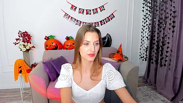 Snapshot of NaturalBeaty chatting on 10.24.25 NaturalBeaty online show from 10.24.25