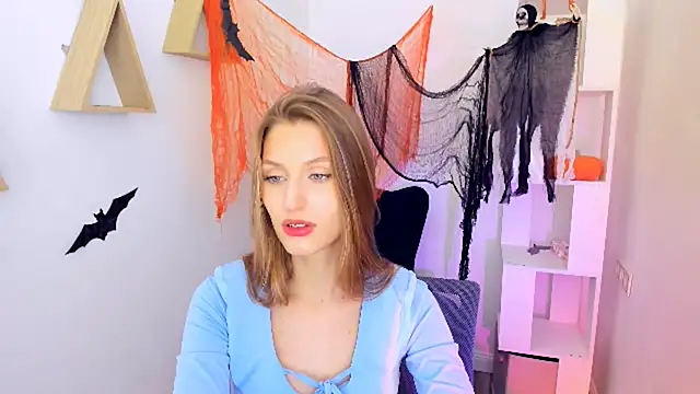 Snapshot of NaturalBeaty chatting on 10.27.25 NaturalBeaty online show from 10.27.25