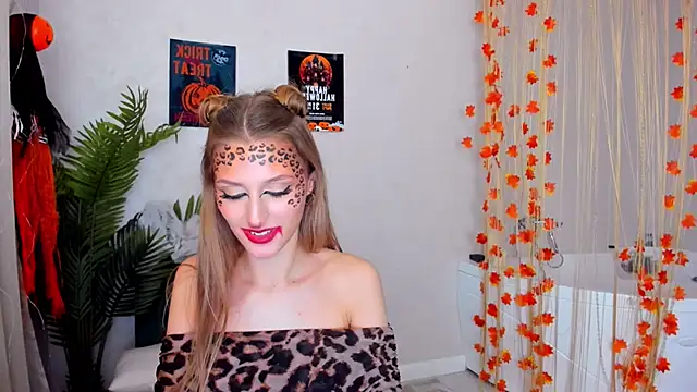 Snapshot of NaturalBeaty chatting on 10.31.25 NaturalBeaty online show from 10.31.25