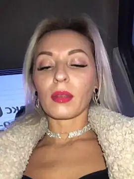 Snapshot of Diamond_Bunny_ chatting on 12.13.24 Diamond Bunny online show from 12.13.24