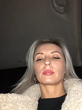 Snapshot of Diamond_Bunny_ chatting on 12.18.24 Diamond Bunny online show from 12.18.24