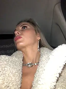 Snapshot of Diamond_Bunny_ chatting on 12.20.24 Diamond Bunny online show from 12.20.24