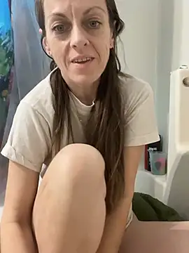 Snapshot of DavinaRay chatting on 02.18.25 DavinaRay online show from 02.18.25