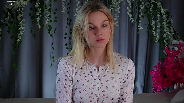 Snapshot of EdlinAlliston chatting on 10.11.25 EdlinAlliston online show from 10.11.25