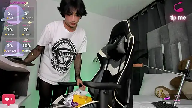 Snapshot of sue___0 chatting on 12.29.24 sue 0 online show from 12.29.24