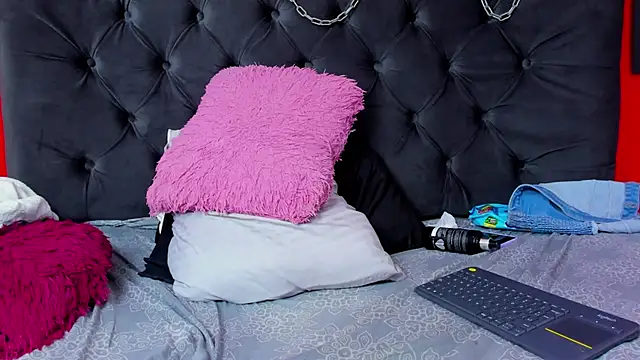 YayaHilton online show from 01.07.25
