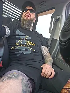 Snapshot of Beardedtattood chatting on 06.11.26 Beardedtattood online show from 06.11.26