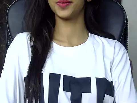 MAAYRA 09 online show from 03.12.25