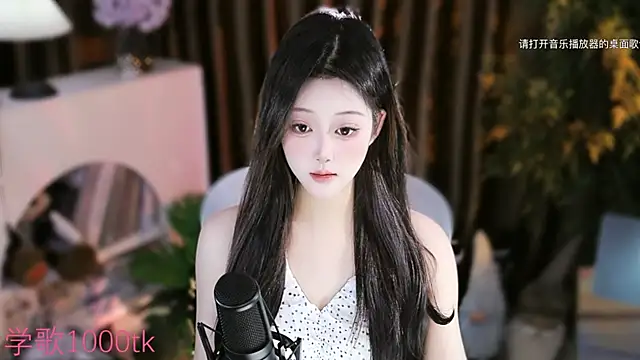 Snapshot of Arwyn-rr chatting on 09.21.25 Arwyn-rr online show from 09.21.25