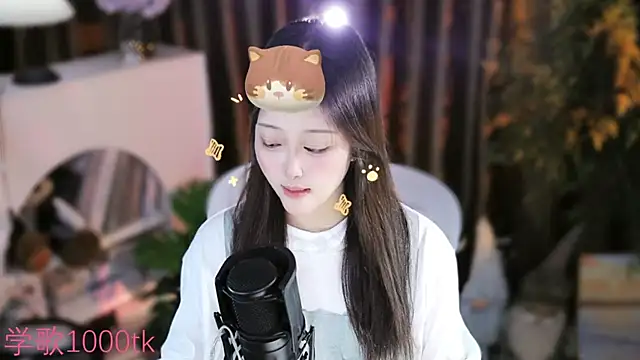 Snapshot of Arwyn-rr chatting on 09.25.25 Arwyn-rr online show from 09.25.25