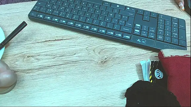 Snapshot of aliceroma chatting on 01.27.25 aliceroma online show from 01.27.25