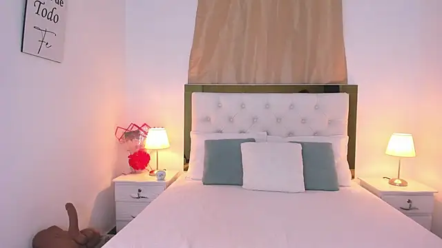 Snapshot of SofiaBosch chatting on 09.20.25 SofiaBosch online show from 09.20.25