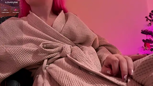 Snapshot of h2h0e chatting on 12.14.25 h2h0e online show from 12.14.25