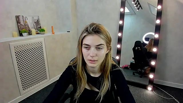 Snapshot of Cherry_Price chatting on 12.20.24 Cherry Price online show from 12.20.24