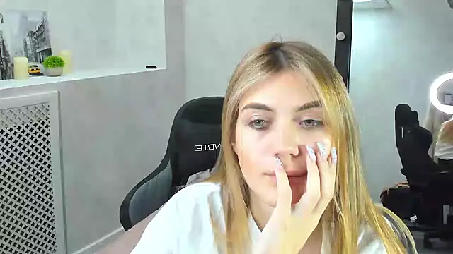 Snapshot of Cherry_Price chatting on 12.23.24 Cherry Price online show from 12.23.24