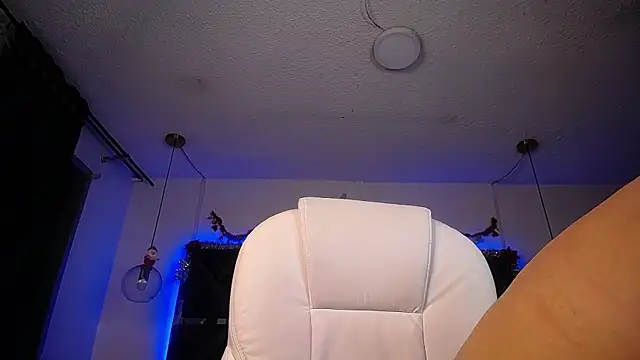 Snapshot of MIA_YOURHOTTIE chatting on 12.10.24 MIA YOURHOTTIE online show from 12.10.24