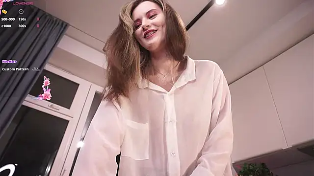 Snapshot of LoraDevon chatting on 10.12.25 LoraDevon online show from 10.12.25