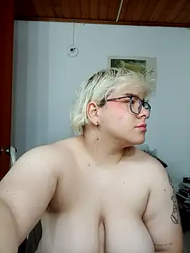 Snapshot of amalia_love chatting on 10.26.25 amalia love online show from 10.26.25