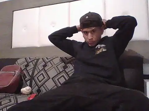 Snapshot of oiram27 chatting on 11.15.25 oiram27 online show from 11.15.25