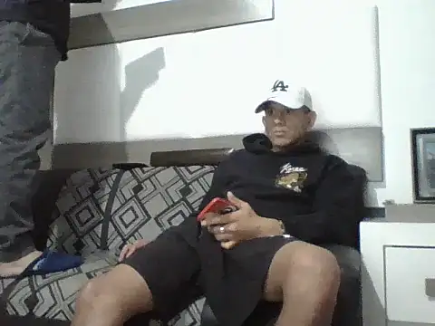 Snapshot of oiram27 chatting on 12.01.25 oiram27 online show from 12.01.25