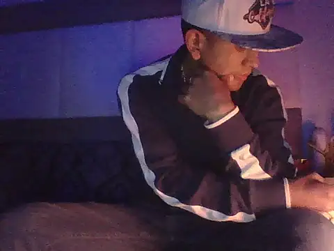 Snapshot of oiram27 chatting on 12.03.25 oiram27 online show from 12.03.25