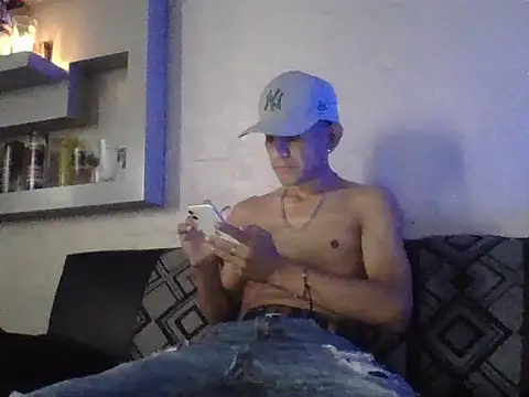 Snapshot of oiram27 chatting on 12.16.25 oiram27 online show from 12.16.25