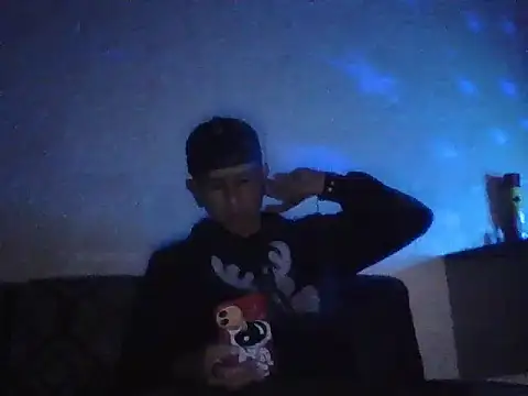 Snapshot of oiram27 chatting on 12.22.25 oiram27 online show from 12.22.25