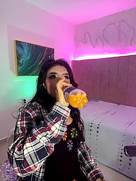 Snapshot of naomiii__ chatting on 09.18.25 naomiii online show from 09.18.25