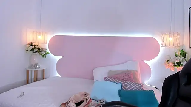 Snapshot of naomiii__ chatting on 10.01.25 naomiii online show from 10.01.25